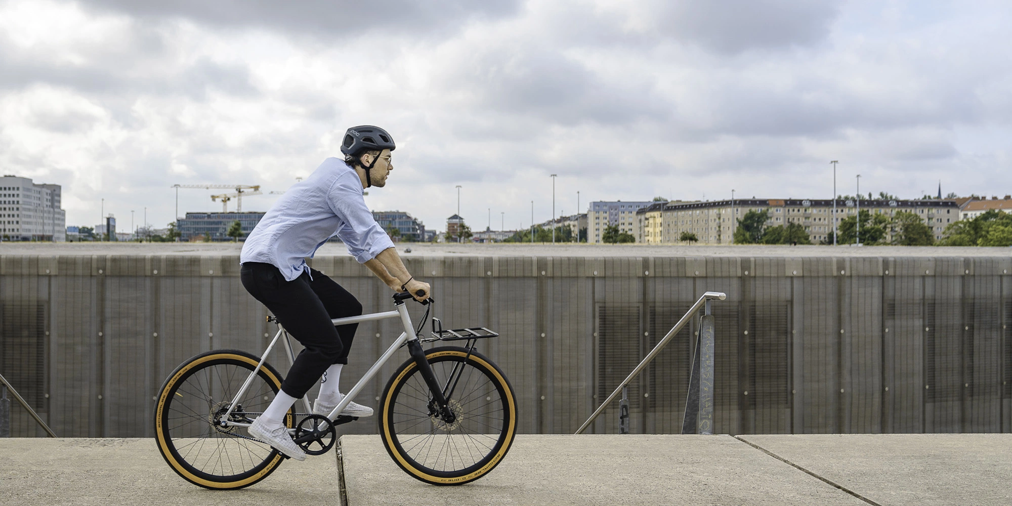 Pitlock Verkoop -Pitlock Verkoop 8bar prenzlberg urban belt drive bike silver mood pino moreno 4033 panorama 1 1